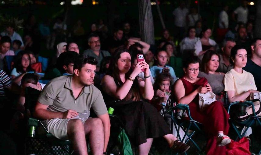Manisa'da açık hava sinema geceleri nostalji rüzgarı estiriyor