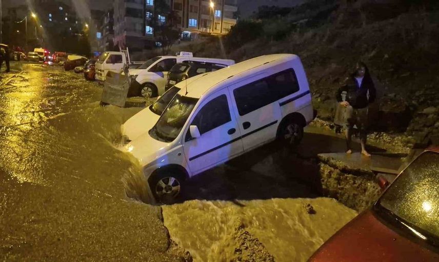 Ankara'da sağanak yağış sonrası yol çökmesi: Araçlar mahsur kaldı