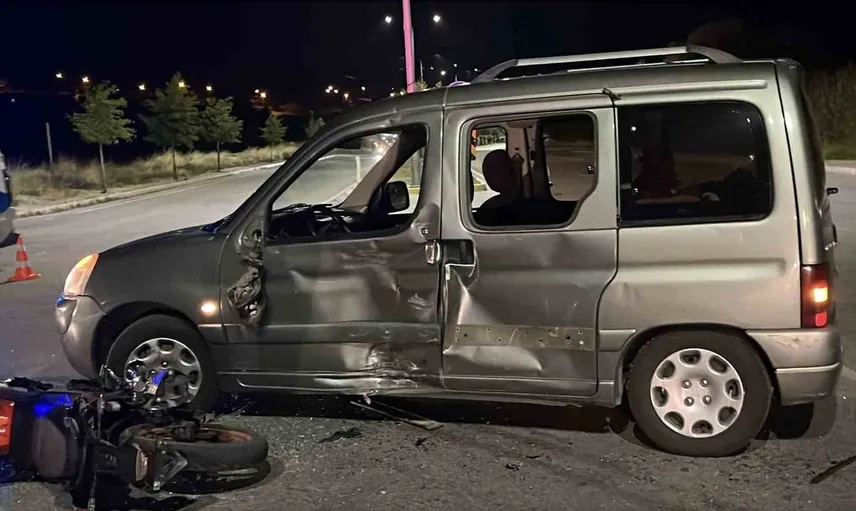 Çorum'da motosiklet ve otomobil çarpıştı: 3 kişi yaralandı