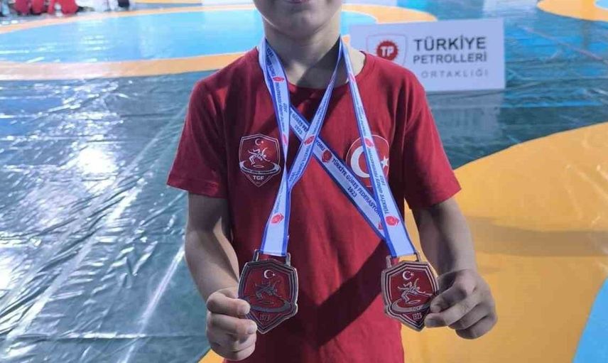Kütahyalı güreşçi ertuğrul alp tekin, Türkiye şampiyonasında çifte madalya kazandı