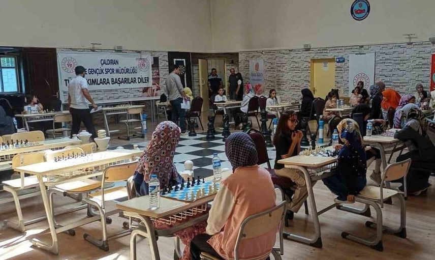 Çaldıran'da yaz kur'an kursu öğrencileri satranç turnuvasında buluştu