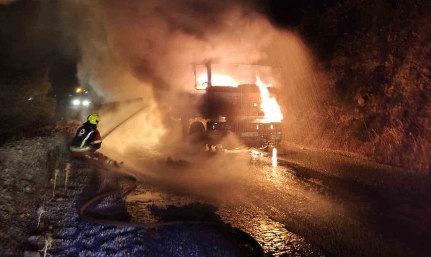 Havran’da kamyon yangını: itfaiye ve orman ekipleri zamanla yarıştı