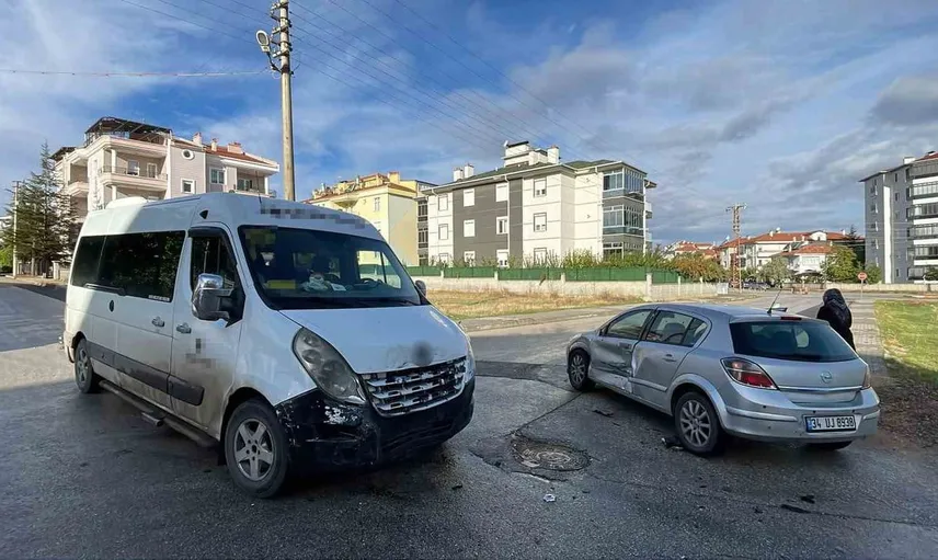 Karaman'da okul servisi ve otomobil çarpıştı: Sürücü hastaneye kaldırıldı