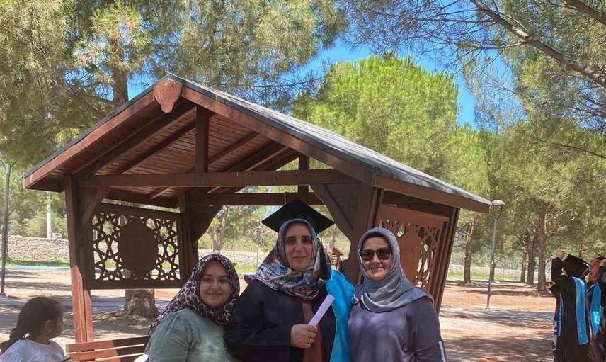 Burhaniye'de okuma yazma seferberliği: Kadınlar kep atarak sevinç yaşadı