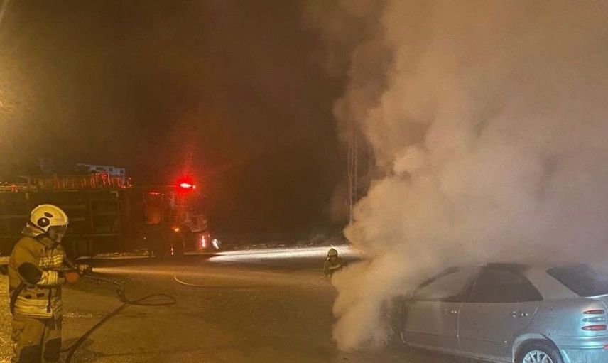 Payas’ta seyir halindeki otomobil alev alev yanmaktan kurtarıldı