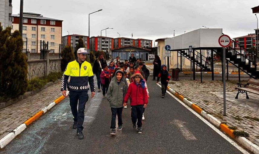Kars’ta ilkokul öğrencileri için trafik güvenliği eğitimi gerçekleştirildi