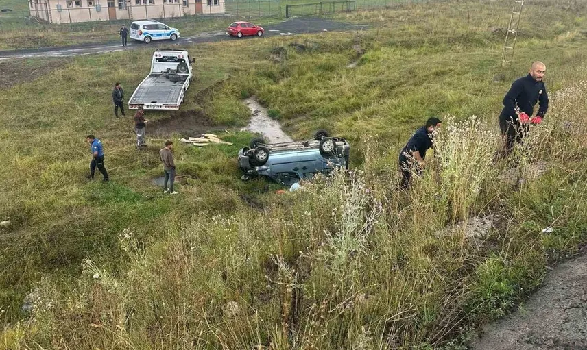 Sarıkamış'ta yağmur kazaya neden oldu: Hafif ticari araç devrildi, iki kişi yaralandı