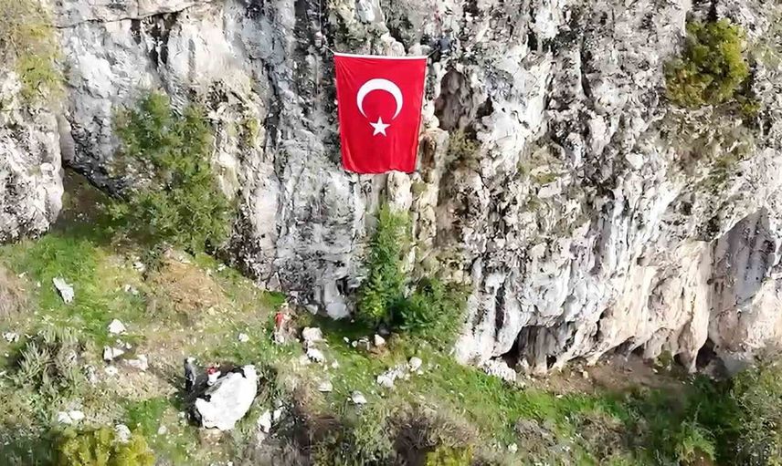 Dağcılar Cumhuriyet Bayramı'nda dev Türk bayrağını dalgalandırdı