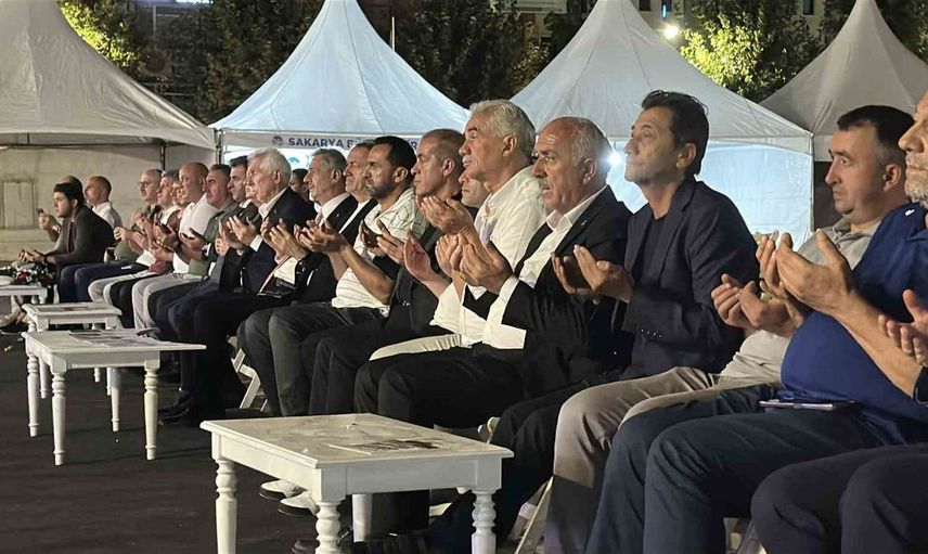 Marmara Depremi'nin 27. yılı anma programında eller semaya açıldı