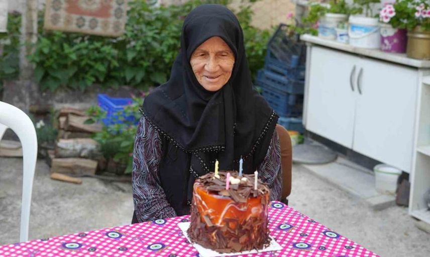 85 yaşındaki Emine nineye özel doğum günü sürprizi: İlk kez kutlandı