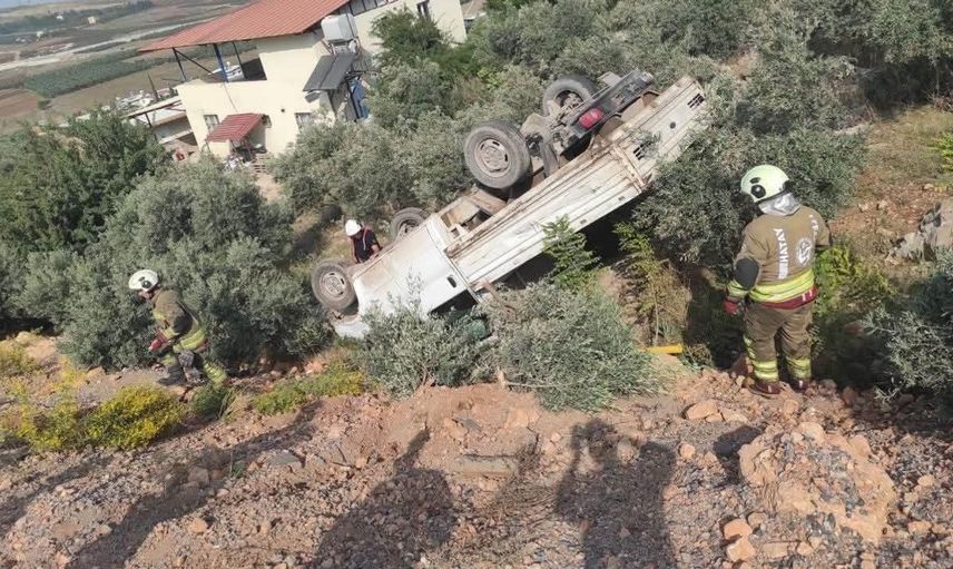 Zeytin bahçesine uçan kamyonet kazasında sürücü yaralandı
