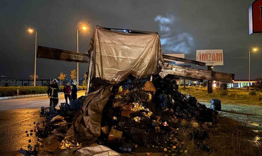 Kayseri'de sebze meyve yüklü kamyon yanarak kullanılamaz hale geldi