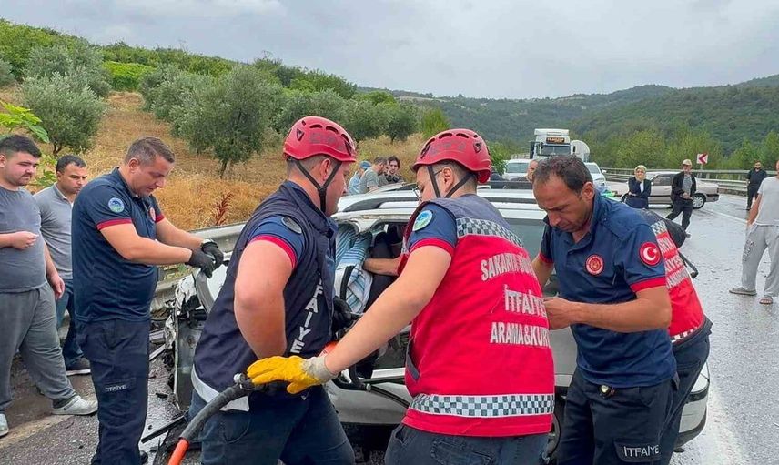 Geyve'de otomobil tıra çarptı: 1 ölü, 2 yaralı
