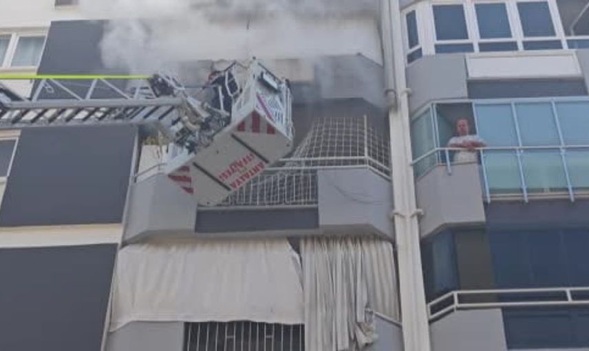 Antalya'da 6 katlı binanın 5'inci katında çıkan yangın can kaybı olmadan söndürüldü
