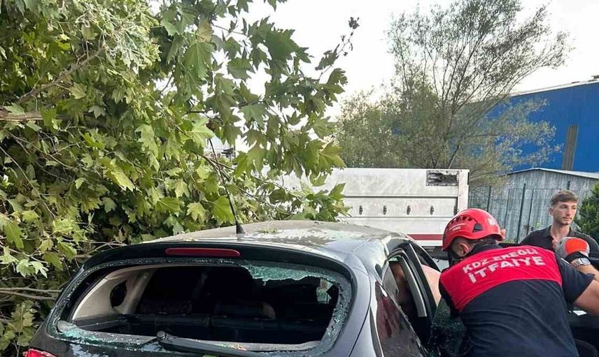 Kontrolden çıkan otomobil, park halindeki tıra çarptı: Genç sürücü hayatını kaybetti