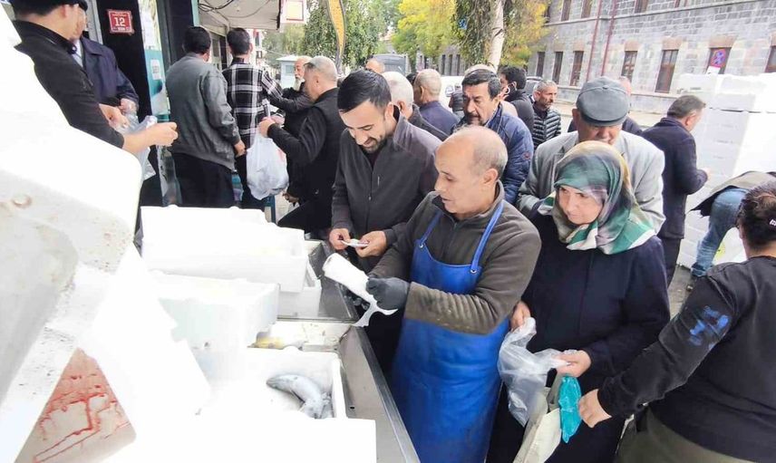 Kars'ta palamut satışları coştu: Vatandaşlar balıkçıların yolunu tuttu