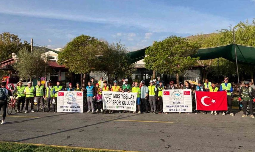 Bisiklet tutkunları Tatvan'dan Muş'a tarih ve doğa turuna çıktı
