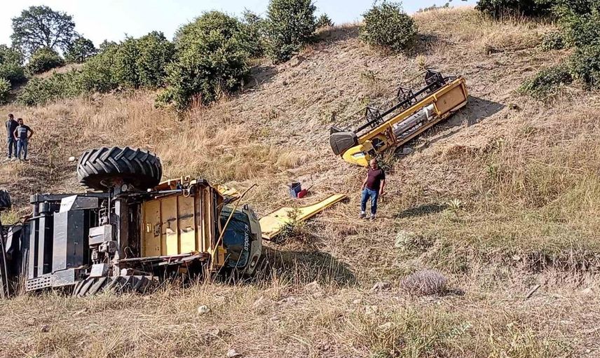 Park halindeyken hareket eden biçerdöver dereye devrildi