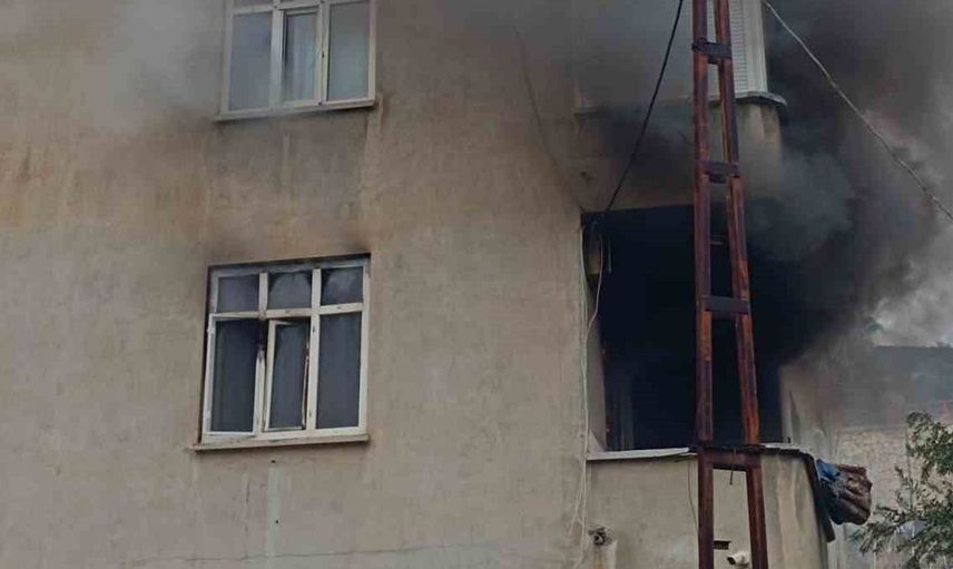 Mersin'de ev yangınında mahsur kalan yaşlı kadın başarılı bir şekilde kurtarıldı