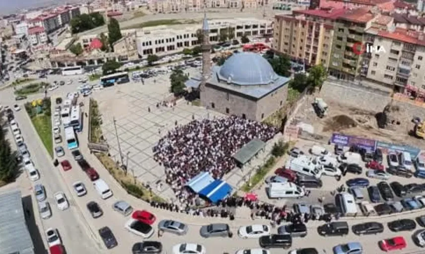 Erzurum'daki kazada hayatını kaybeden üç gencin cenazesi gözyaşlarıyla defnedildi