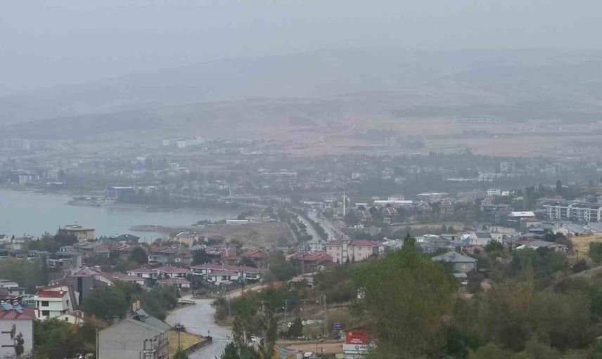 Van'da yağışlı hava sis ile birleşti: görüş mesafesi düştü