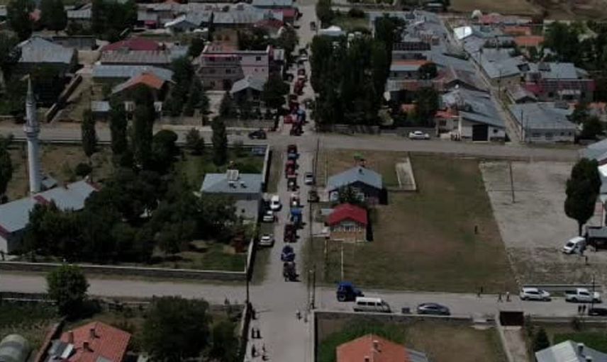 Van'da yapılan düğünde traktör konvoyu dikkat çekti