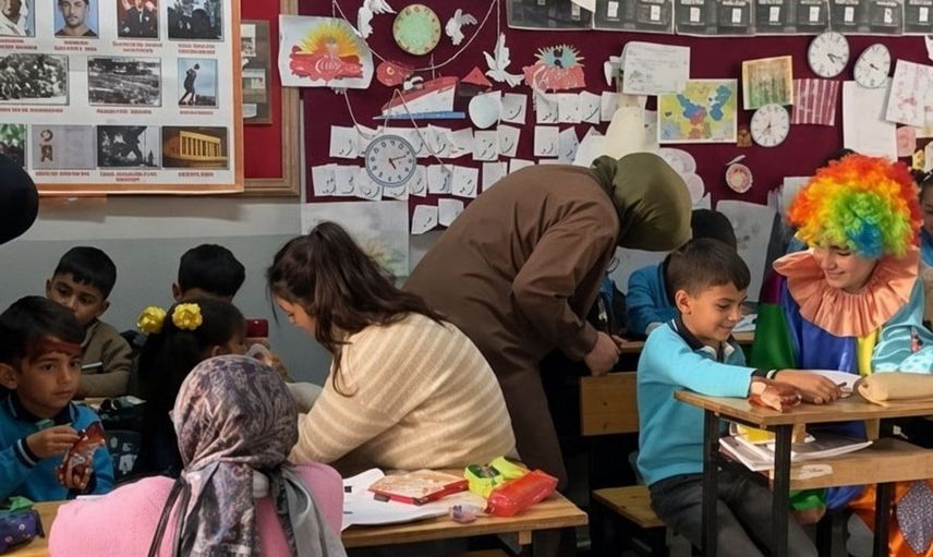 Erzincan'da üniversiteli gönüllüler çocuklara neşe kattı