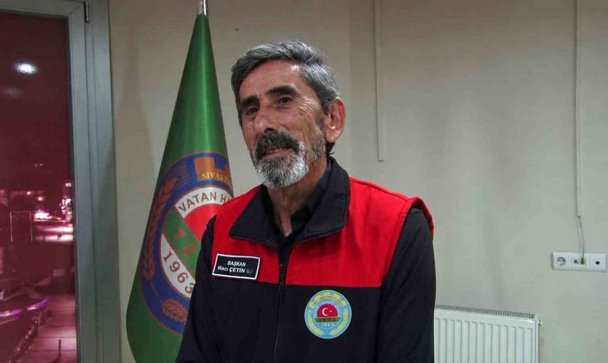 Sivas'ta yaban arıları yoğunluğunu artırdı: Esnafa zorluk çıkarıyor