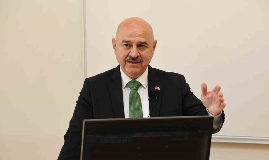 Düzce Üniversitesi rektörü derslere katılarak öğrencilere ilham verdi