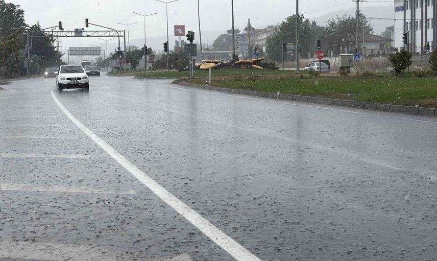 Bolu'da öğle saatlerinde etkili olan sağanak yağış trafikte aksamalara neden oldu