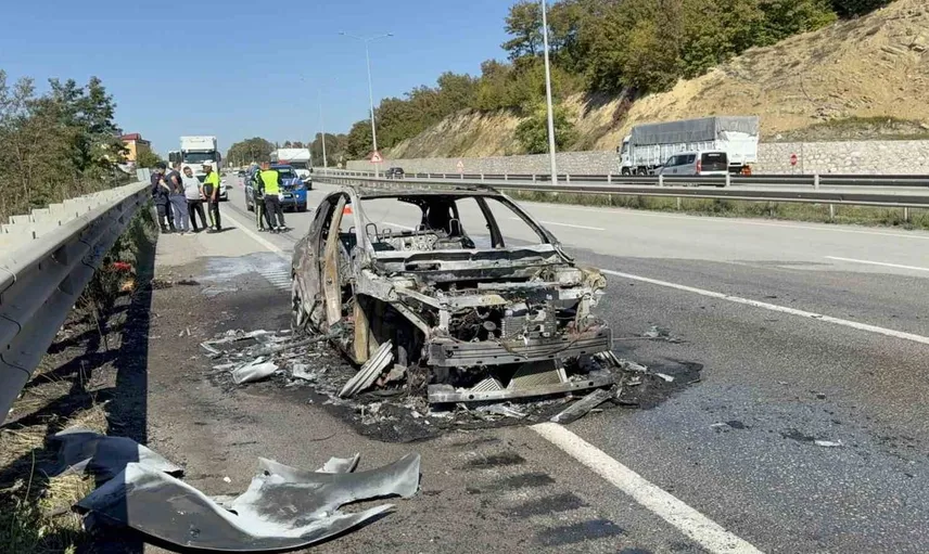 Samsun'da seyir halindeki araç alev aldı, yolcular kurtuldu