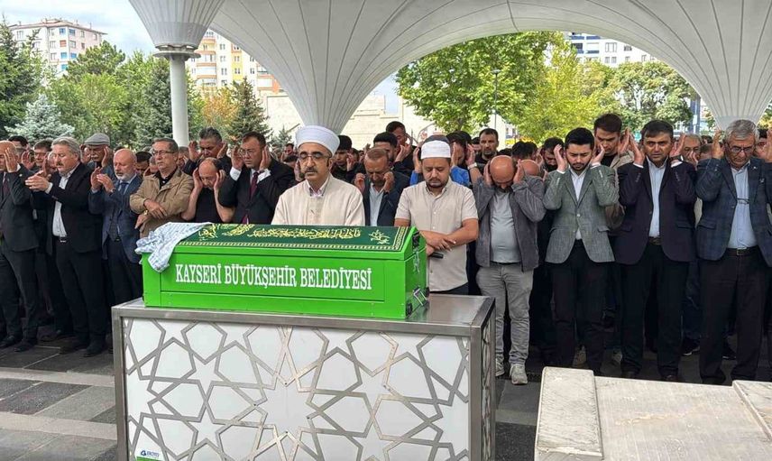 Kaya parçasının isabet ettiği bebek, sevenleriyle uğurlandı