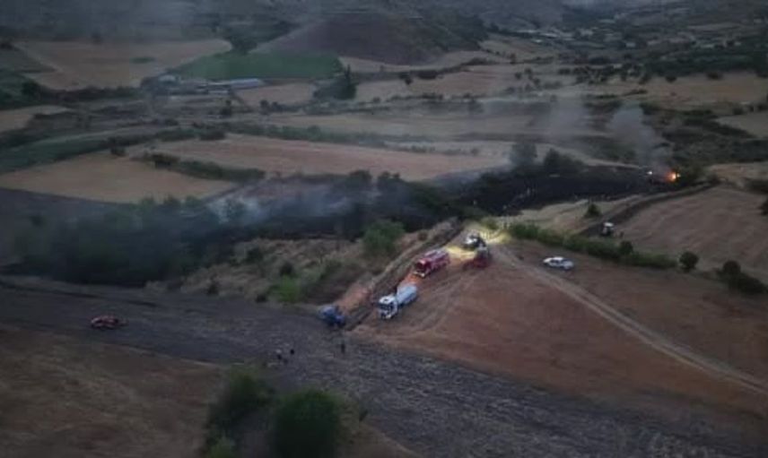 Güdül’de bir aracın alev alması sonucu otluk alanda yangın söndürüldü