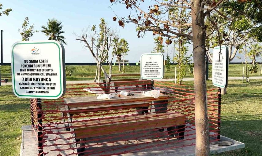 İskenderun'da çevre temizliğine dikkat çeken ilginç sergi: Pislik 'sanat eseri' olarak sergilendi