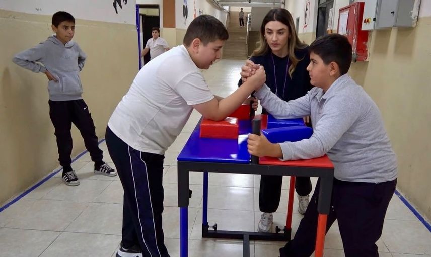 Ağrı'da spor malzemeleri ile gençlerin sporla buluşması sağlanıyor