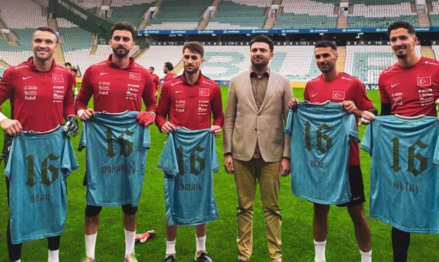 Bursaspor başkanı Enes Çelik, A Milli Takım’ı Fetih formasıyla onurlandırdı
