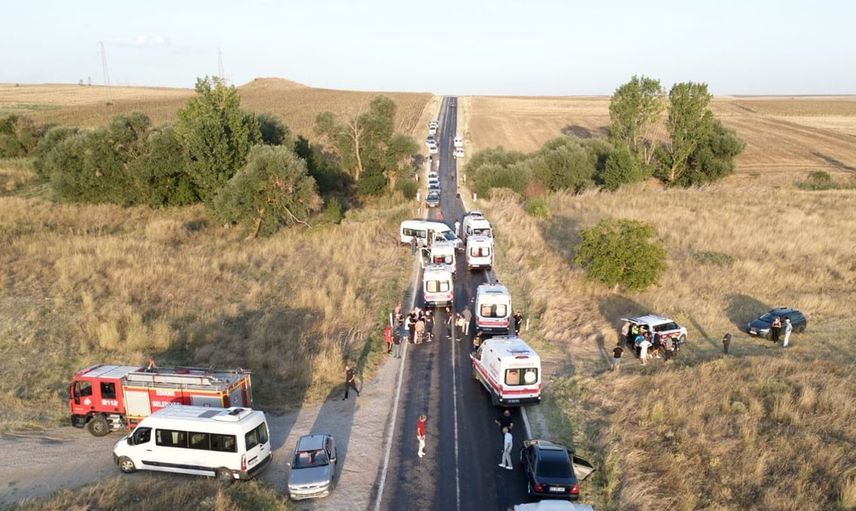 Edirne'de 3 aracın karıştığı kazada 6 kişi yaralandı
