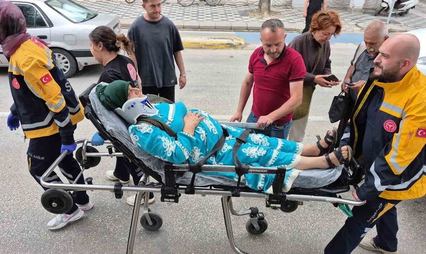 Yaya geçidinde minibüs anneanne ve torununa çarptı