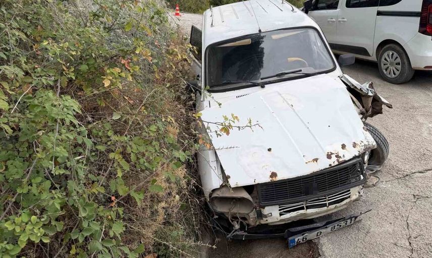 Osmaniye’deki kazada hafif ticari araç ve otomobil çarpıştı, 3 kişi yaralandı