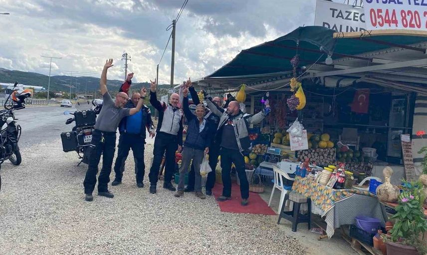 Polonya'dan gelen turistler Sarıgöl'de yerli ürünlere ilgi gösterdi