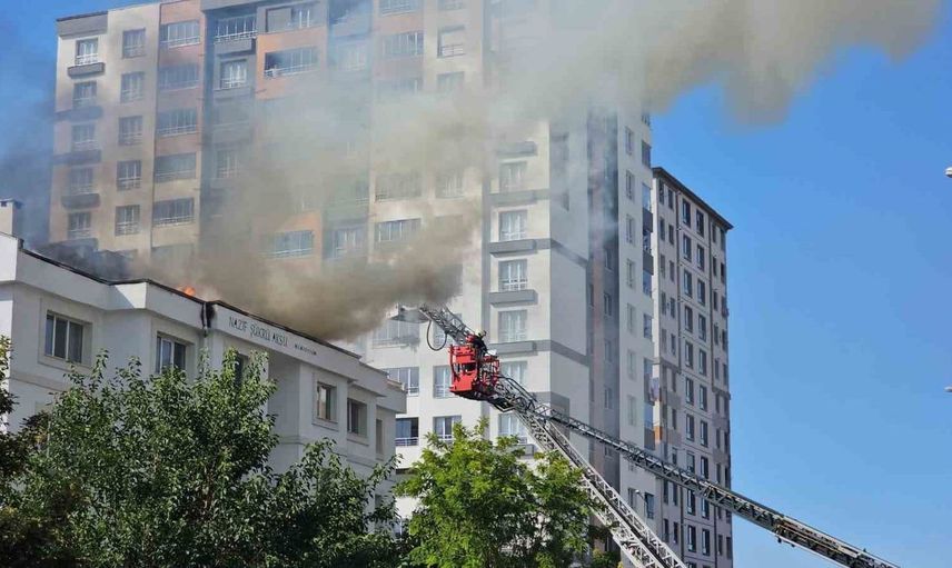 Kayseri'de öğrenci yurdunun çatısında yangın paniği: çok sayıda ekip sevk edildi