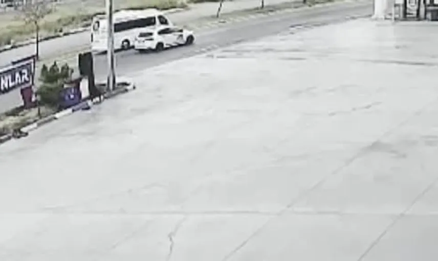 Kontrolden çıkan otomobilin refüjdeki direği devirmesi kadraja yansıdı