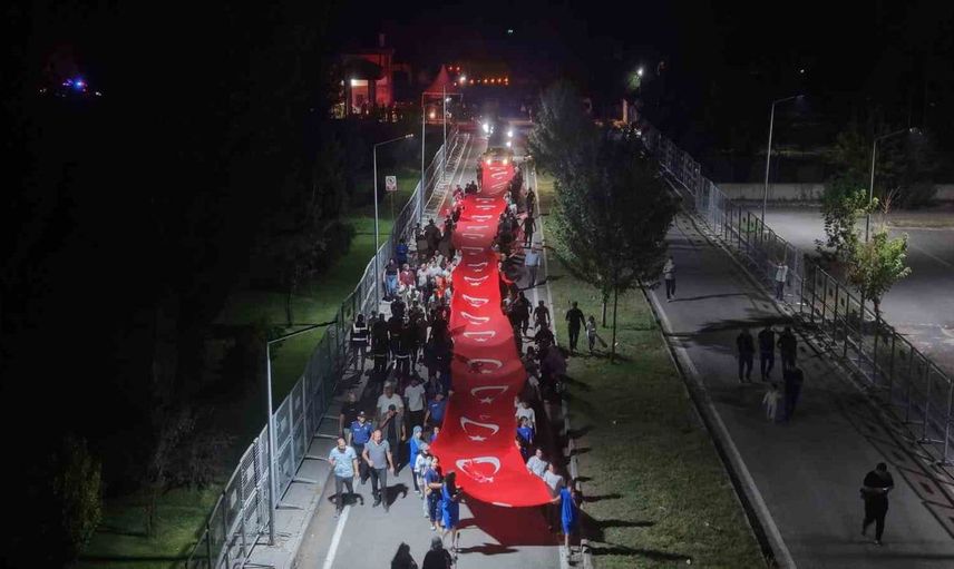 Malazgirt zaferi kutlamasında fener alayı ve bayrak yürüyüşü gerçekleştirildi