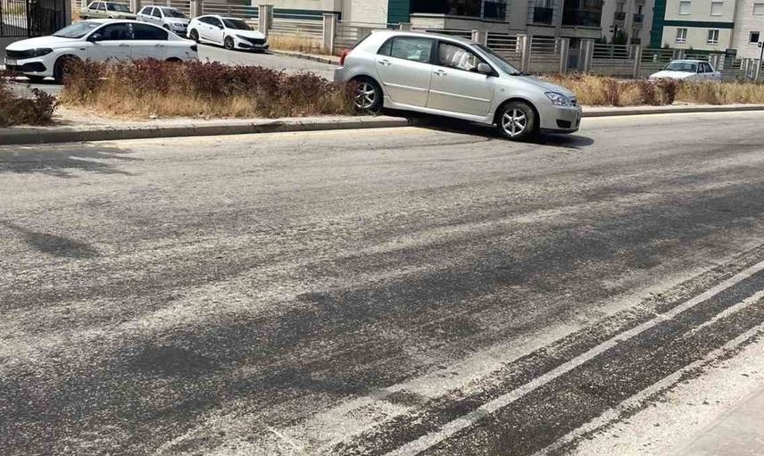Yola dökülen zeytinyağı nedeniyle kontrolden çıkan araç bahçeye uçtu