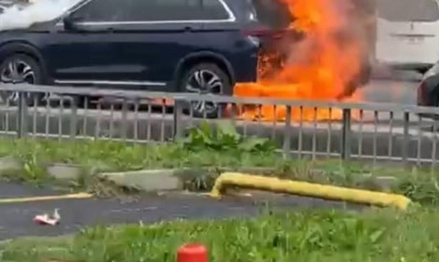 Eyüpsultan'da park halindeki araçta çıkan yangın tüm dikkatleri üzerine çekti