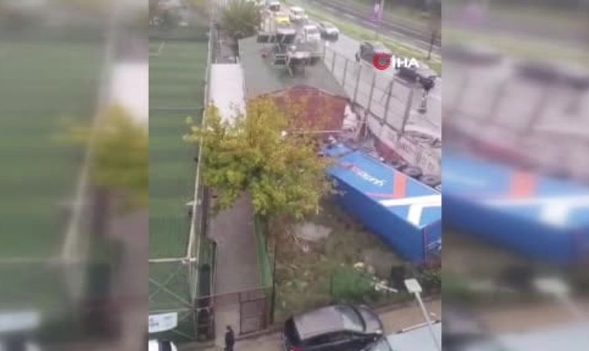 Sultangazi’de tır kazası: Kontrolden çıkan araç iki araca çarptı ve uçtu