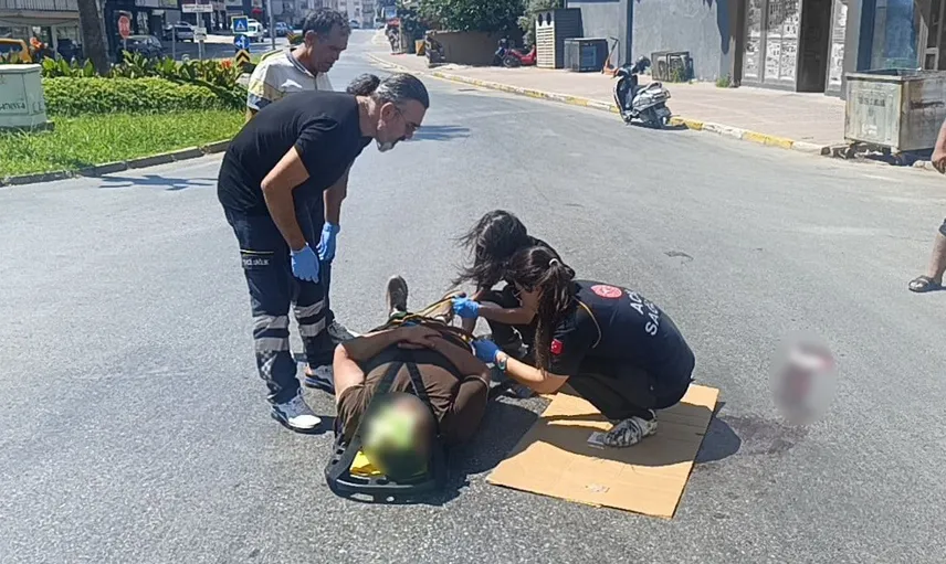 Otomobile çarpmamak için fren yapan motosiklet devrildi: Baba-oğul yaralandı