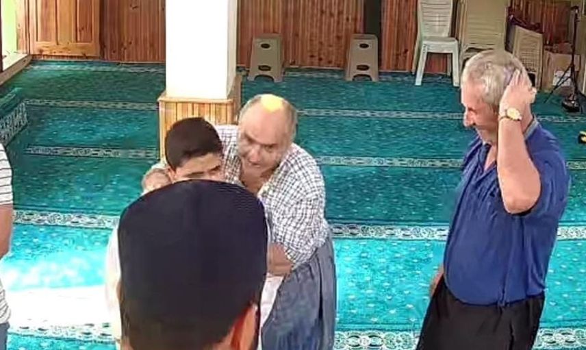 İmamın cübbesiyle namaz kılan çocuk, camideki sıcak atmosferi hissetti