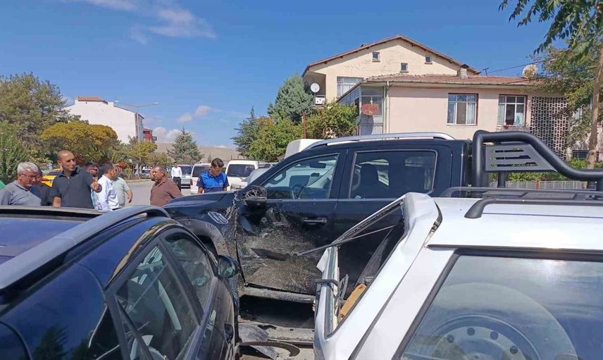 Kontrolden çıkan araç park halindeki 4 araca çarptı: Olay yerinde inceleme başlatıldı
