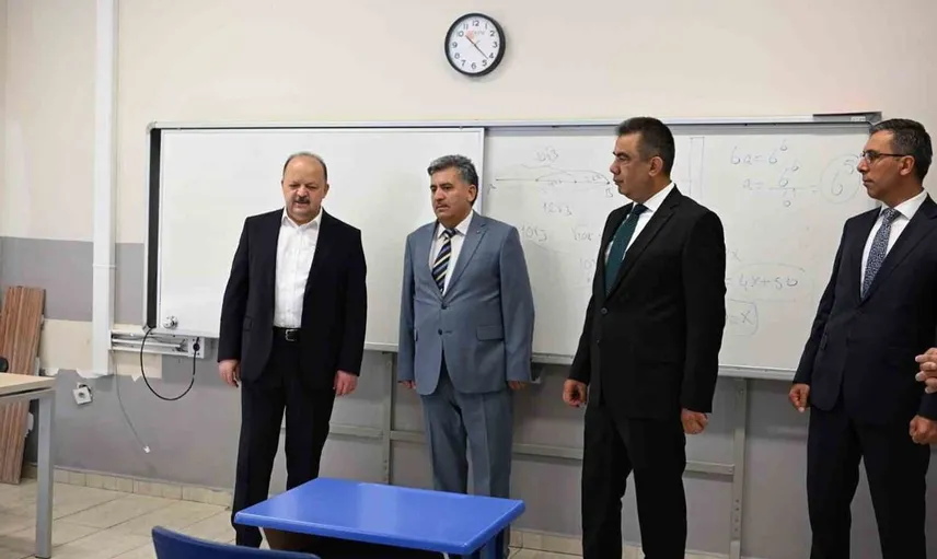 Kastamonu'da okullarda bakım çalışmaları hız kesmeden devam ediyor